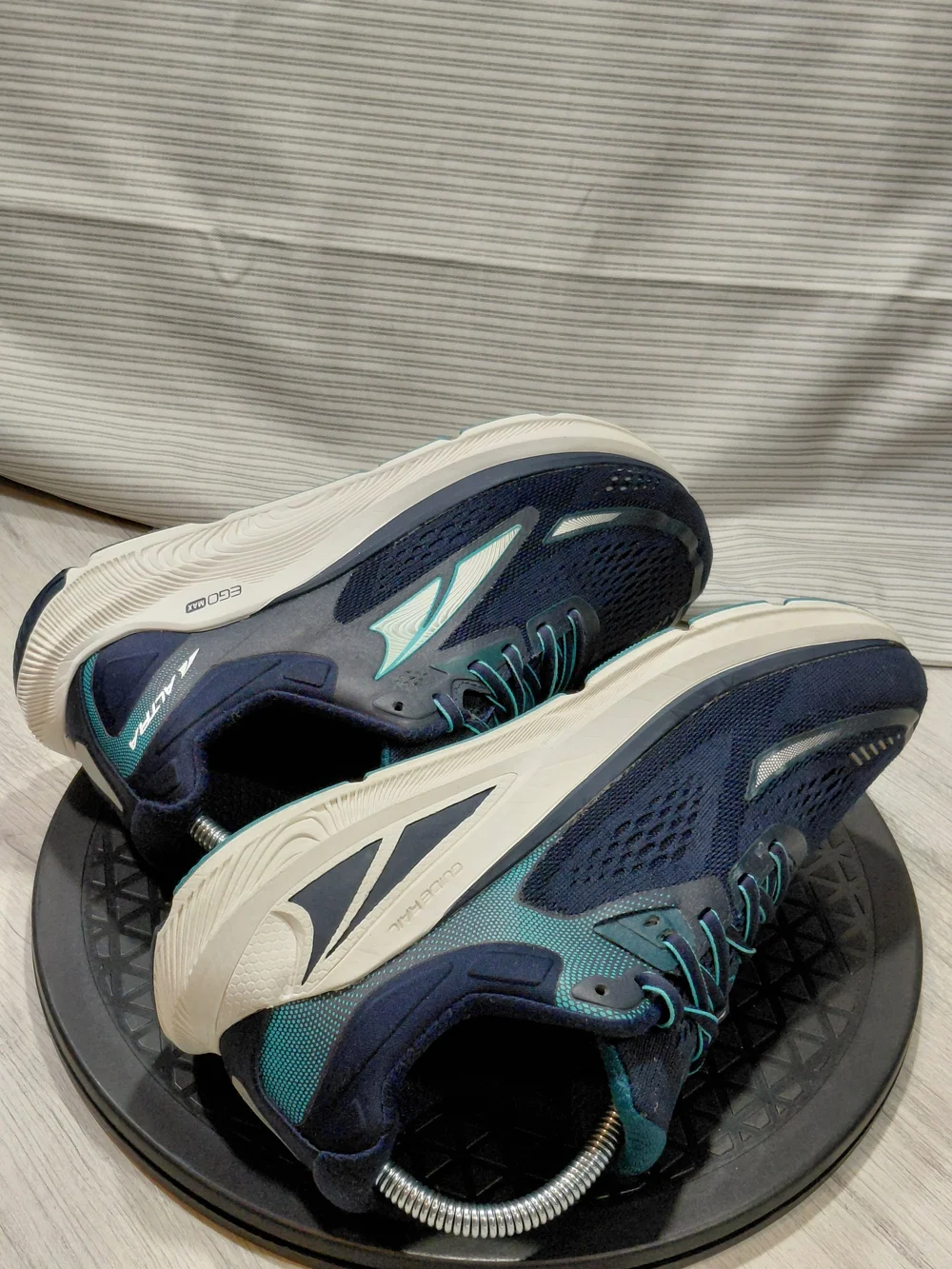 Altra women running